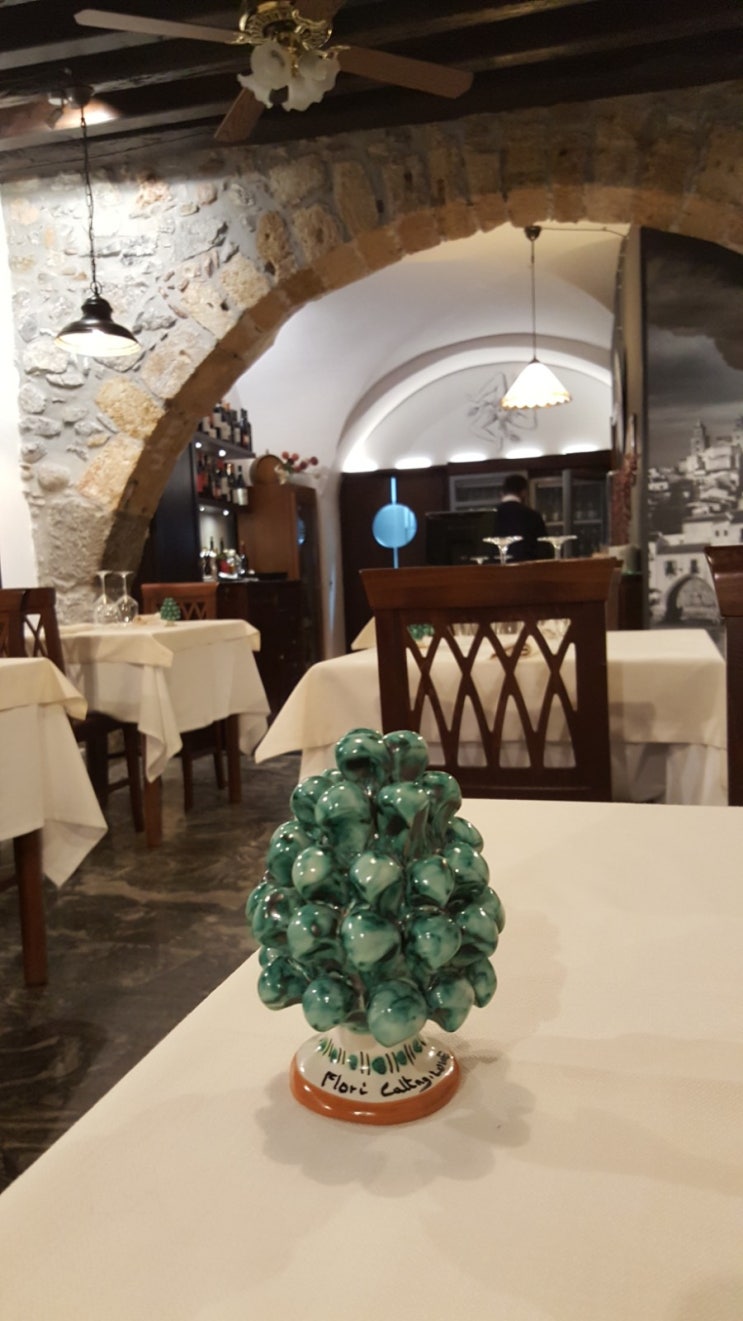 [체팔루]'손님은 왕이다' 레스토랑, Triscele restaurant