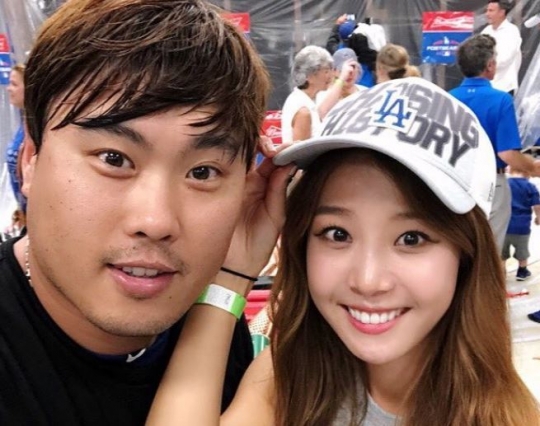  배지현, 시종일관 미소 머금고 류현진 경기 직관