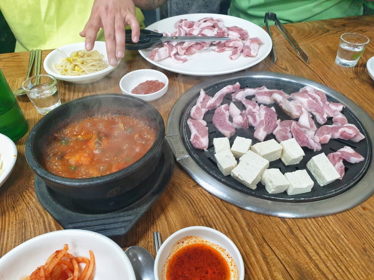 멜젓으로 고기 감칠맛 최고조 ! 제주 노형동 맛집 '솔지식당'