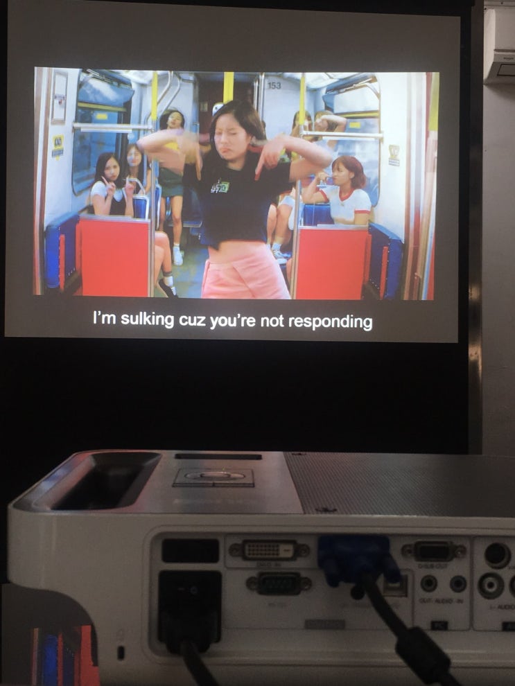  빔프로젝터렌탈 휴대하기 좋은 캠핑용빔프로젝터