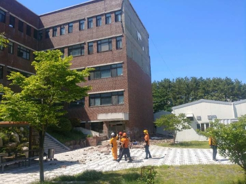  한국에서 어째 이런 일이...부산대 미술관 외벽 붕괴로 미화원, 벽돌 더미 깔려 즉사