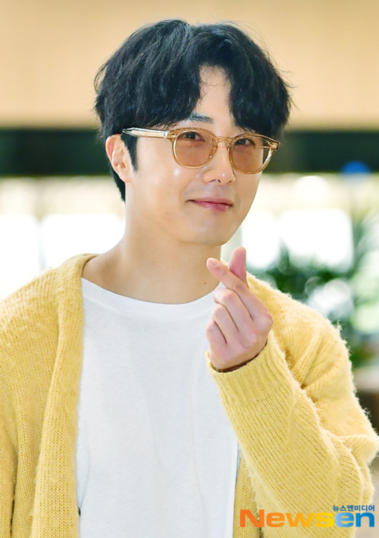  정일우 공항패션 투명안경테 모스콧 렘토쉬