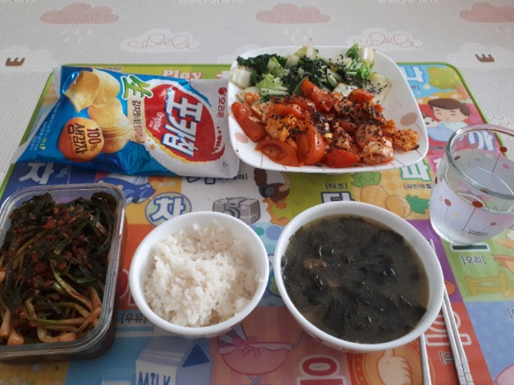  [주부 혼밥 메뉴] 건강 식단 - 토마토 달걀 볶음, 배추 볶음, 파김치, 소고기 미역국