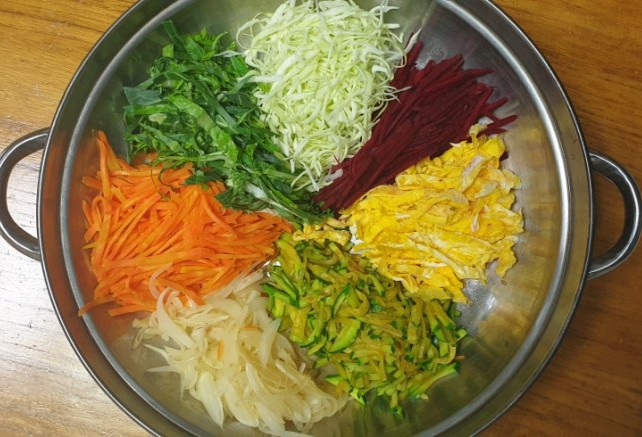 김나운 직화떡갈비명작 곁들여서 야채비빔밥 해먹었어요.