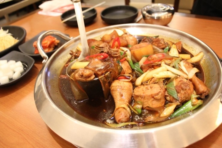  동대문 찜닭은 젊고 캐쥬얼한 피트인 흥부찜닭이죠