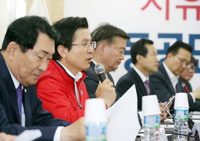  한국당 “문 대통령, 김정은 대변인 짓하고 있어”
