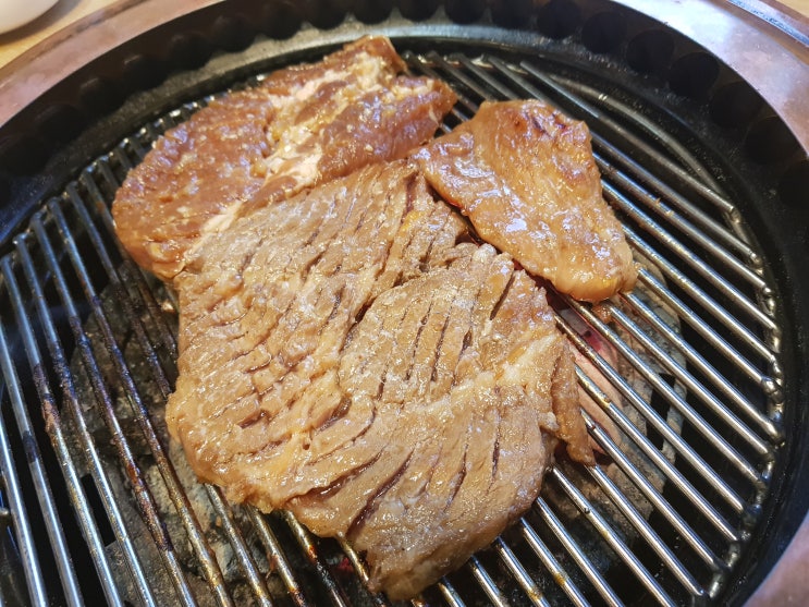  돼지갈비와 숯불의 조합은 언제나 옳다