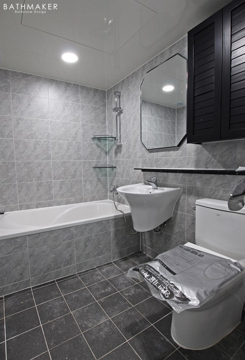 기본타일에 욕조와 인조대리석을 설치한 욕실, 남양주 덕소 코오롱아파트 욕실리모델링