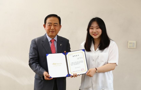  중기사랑나눔재단, 장학생 학교로 찾아가 장학금 전달