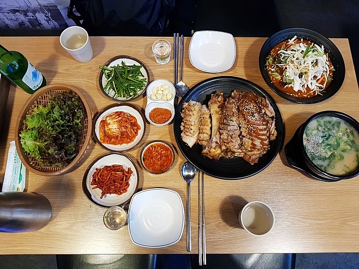 신풍역 맛집 :) 회식장소 추천! 푸짐한 돼순이네 왕족발!