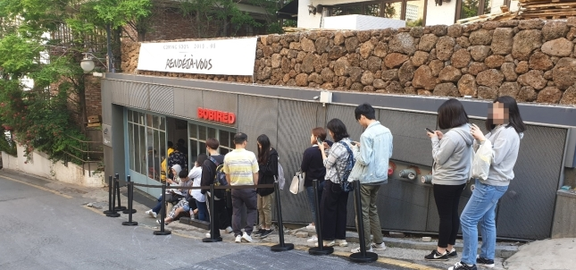  인앤아웃 버거가 뭐길래…"7시부터 줄서서 기다려요"
