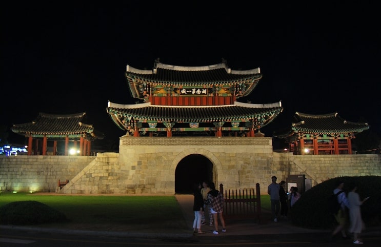  전주(全州) 여행 ① - 우아한 한복과 댕기머리의 전주한옥마을, 신해박해 터의 전동성당, 혼불의 최명희, 전봉준의 회한이 묻어 있는 전주성, 그리고 푸짐한 주안상의 전주막걸리.