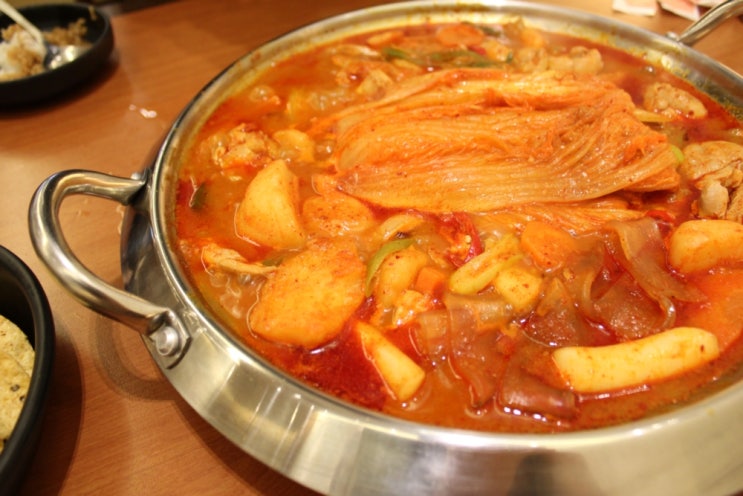  묵은지찜닭은 동대문 [흥부찜닭]이 대세네요!