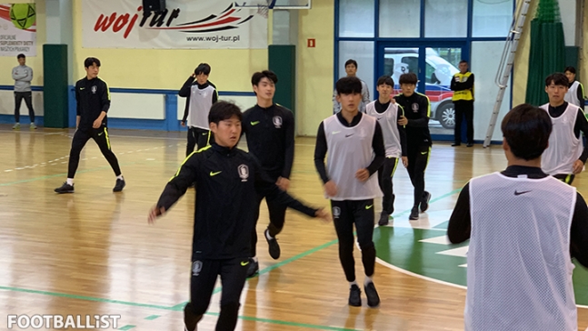  [비엘스코 라이브] 정정용 팀이 훈련장 침수에 대처하는 방법
