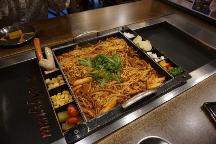 메이드바이오즈 : 매운오징어불고기 그리고 라클렛 치즈쌈 [홍대입구역 맛집 데이트 메뉴 주차]