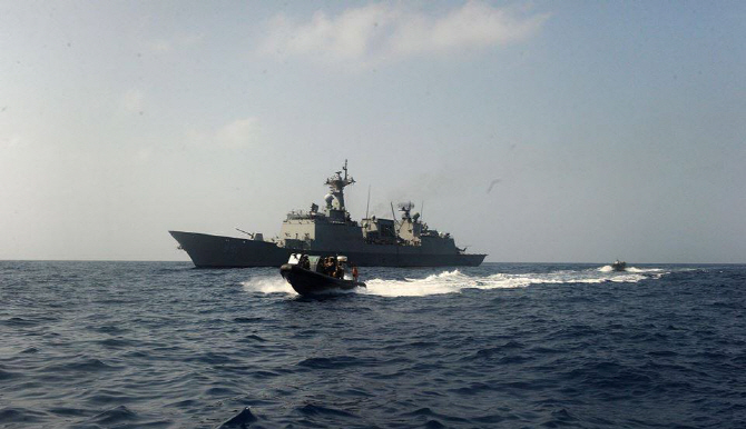 해군 청해부대 최영함 입항 도중 사고 군인 5명 사상