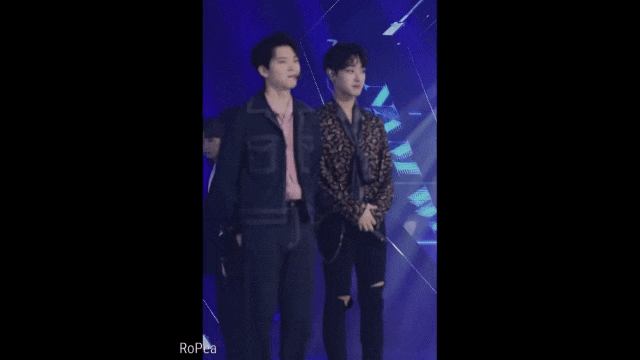 홀온미 = 더쇼 1열 직캠 (귀엽고 웃기고, 이건 봐야 한다!)(우현 × 태그)(선배 × 후배)