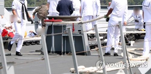 해군 청해부대 입항 환영행사서 사고…군인 5명 사상