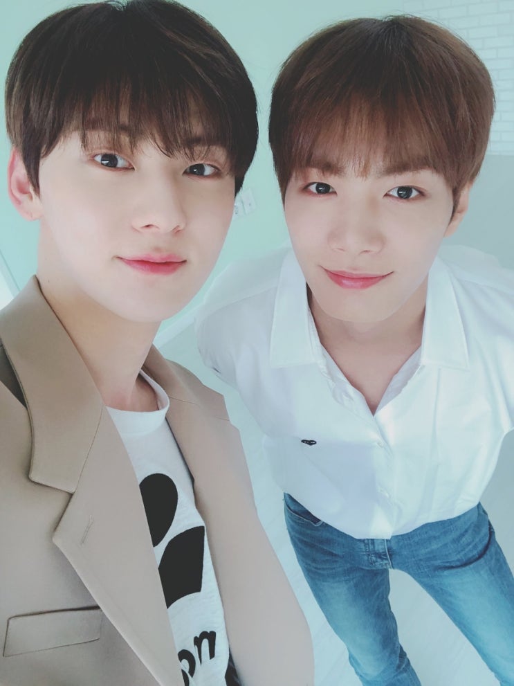 190523 유학소녀 뉴이스트 민현 jr 셀카오늘은 힐링데이로 지정해야됨