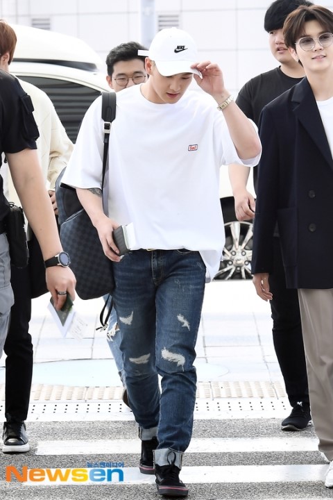  *20대 남자 반팔티 추천* 190524 뉴이스트 백호 인천공항 패션 옷 코디 :: 배드인배드