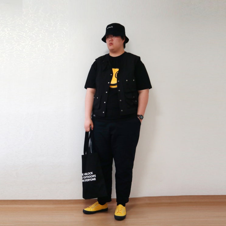  노란색코디 그루브라임 스마일 반팔티, 마크곤잘레스 버킷햇,유니폼브릿지 베스트,돌핀시계,콜롬비아 에코백,유니클로 이지앵클팬츠,스누지 양말,수페르가 스니커즈