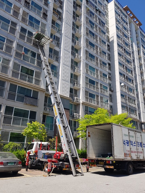  더워지는 날씨! 서산사다리차가 시원하게!