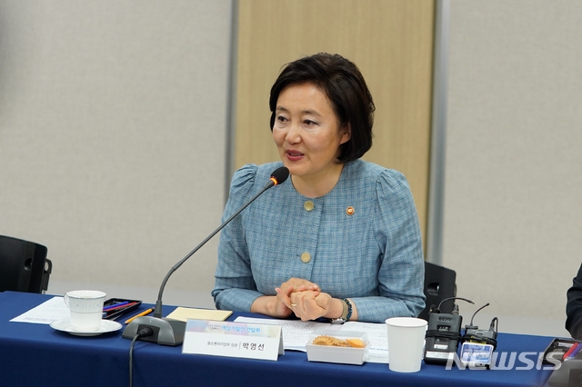  박영선 "경제 체질개선 절실...여성기업에 최대 3억 지원"(종합)