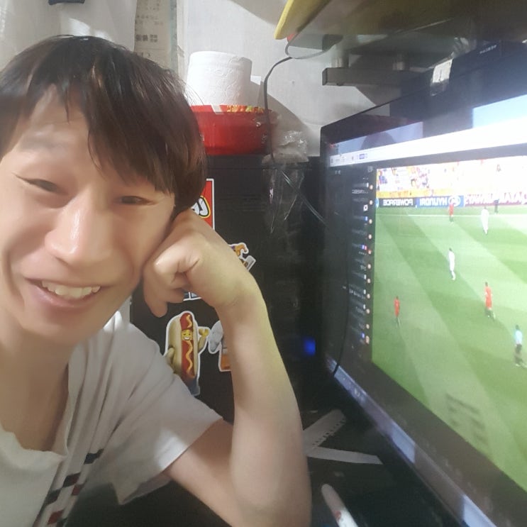 토니추형이 2019 FIFA U-20 월드컵 (F조 예선) 한국 SV 포르투갈 2019년 5월 25일 (토요일) 오후 10시 30분 방송를 보고 있는 사진