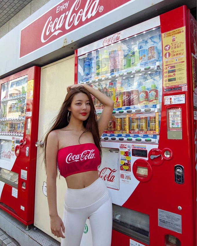  콜라병 몸매 모델 정유나 코카콜라 스포츠브라 스키니 