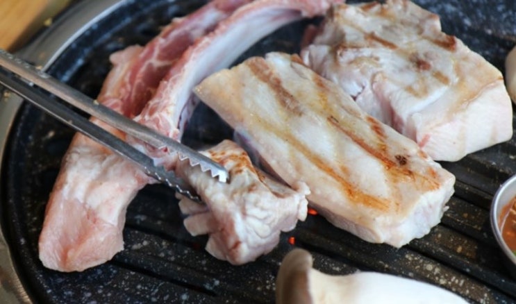  세 번 반하는 맛집 흑돼지거리 참숯구이 몬트락