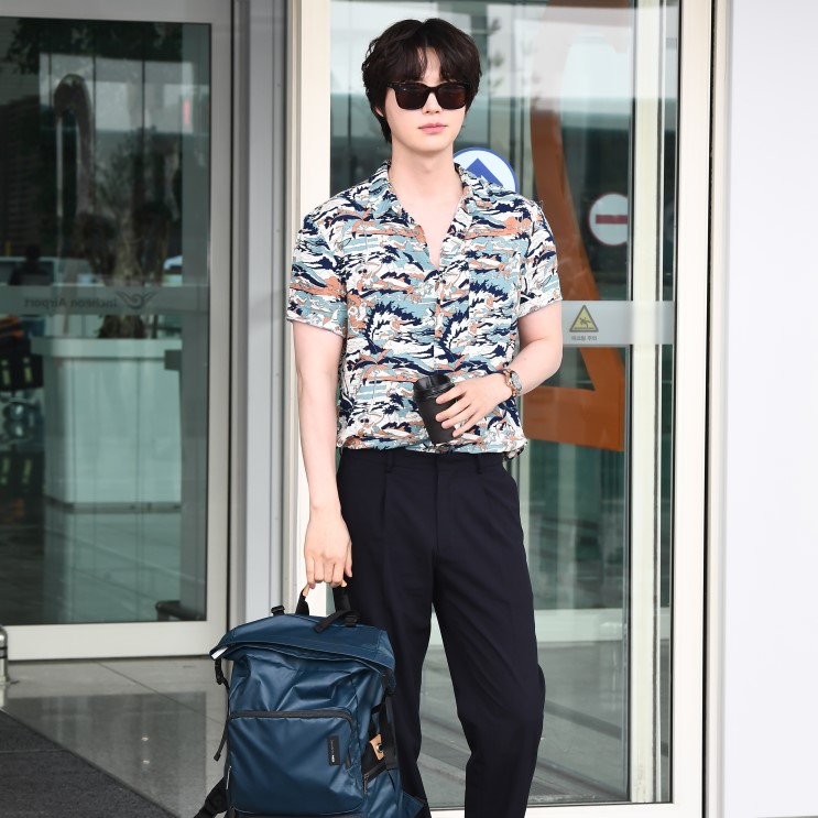 안재현 공항 패션 속 백팩, 쌤소나이트 레드 가방입니다.