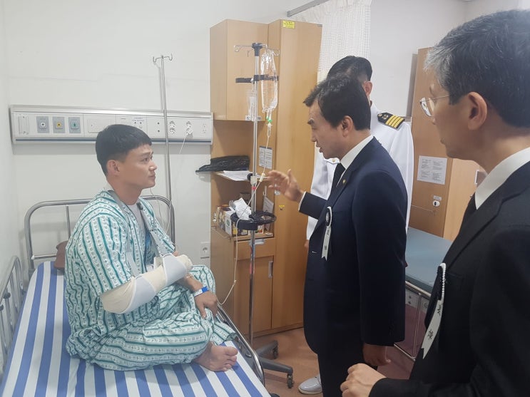  [안규백 국방위원장] 최종근 하사의 넋을 기립니다.