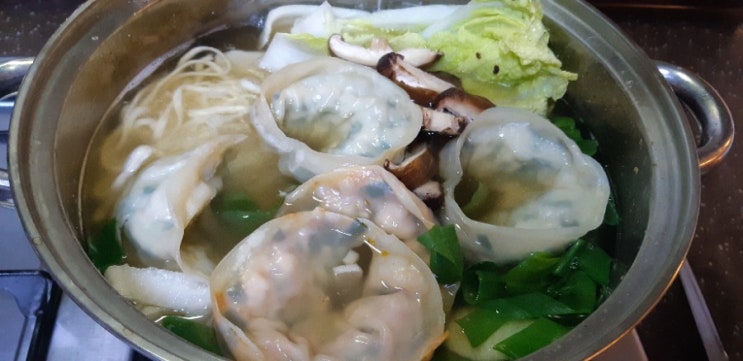 비오는날의 만두전골,두배로 맛있드래요. 비오는날의 만두전골,두배로 맛있드래요.