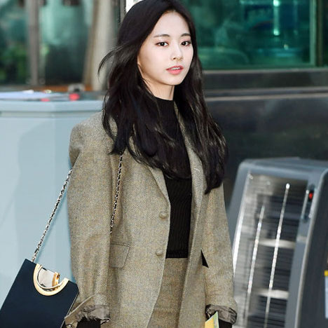  [겨울슈즈/여자겨울부츠 추천] 뮤직뱅크 출근패션 쯔위 앵글부츠 라그라치아 타우페