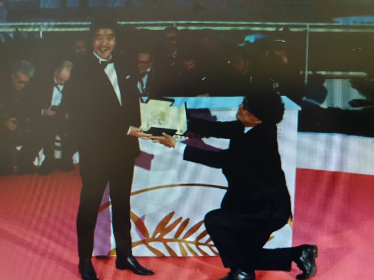  자신의 배우가  최고인 한국의 최고"봉"                    #봉준호감독의 "#기생충"의 주연'#조연이정은님