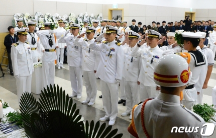  [한국남자]'워마드' 故최 하사 조롱글 게시…靑 청원도 등장하며 '공분'
