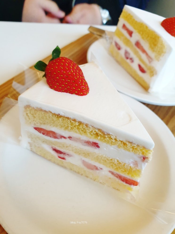  [홍대 디저트 맛집] 피오니(peony)/ 딸기 생크림 케이크 / 순수한 생크림 케이크/ 디저트 맛집