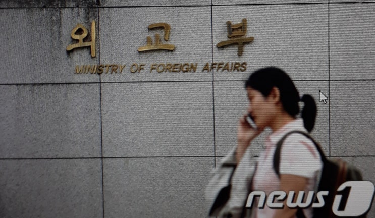  외교부는 정재남 주몽골한국대사가 대사관 직원에게 고압적인 태도로 '갑질'을 했다는 의혹에 대한 감사에 착수했다. 이에대해 인사이동은 예정됐던 것이라고 MBC에 해명.