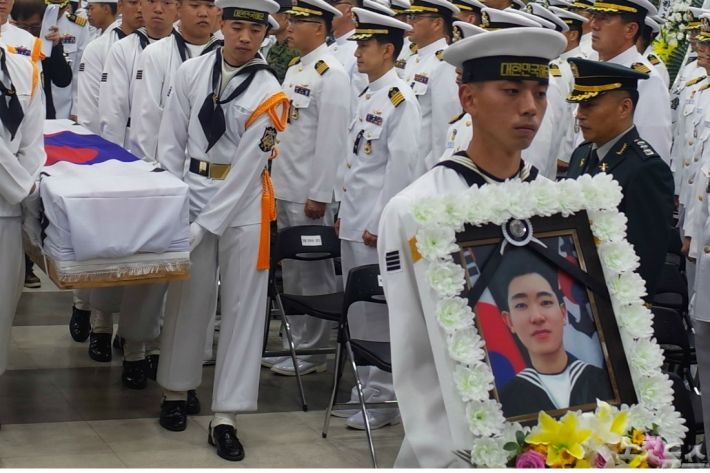  "위험없는 곳에서 행복해" 최종근 하사 눈물의 영결식..해군참모총장, 해군작전사령관, 청해부대 동료 등 영결식 참석..