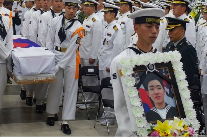 "위험없는 곳에서 행복해" 최종근 하사 눈물의 영결식..해군참모총장, 해군작전사령관, 청해부대 동료 등 영결식 참석..