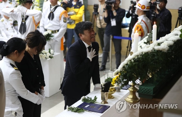 [최종근 하사 영결식]  "하늘도 울었다" 청해부대 최종근 하사 영결식 눈물바다...