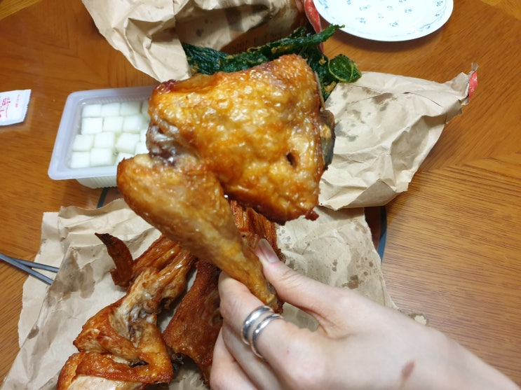  또봉이통닭이랑 똥집튀김~ 맛있구낭~