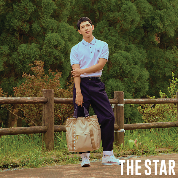  더스타 화보 속 임시완 피케티셔츠 & 슬링백은 만다리나덕!