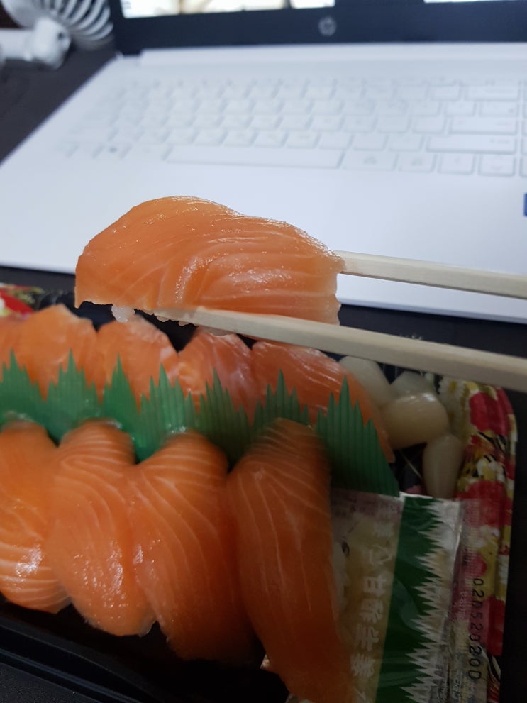  이마트연어초밥 타임세일 들어갔을때가 젤 맛있는데