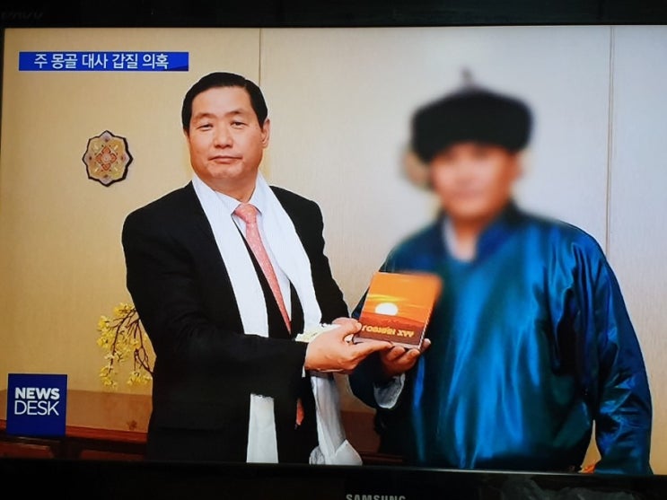  한밤 '대사'님의 갑질 전화…"먹다 남은 깐풍기 어쨌나?"