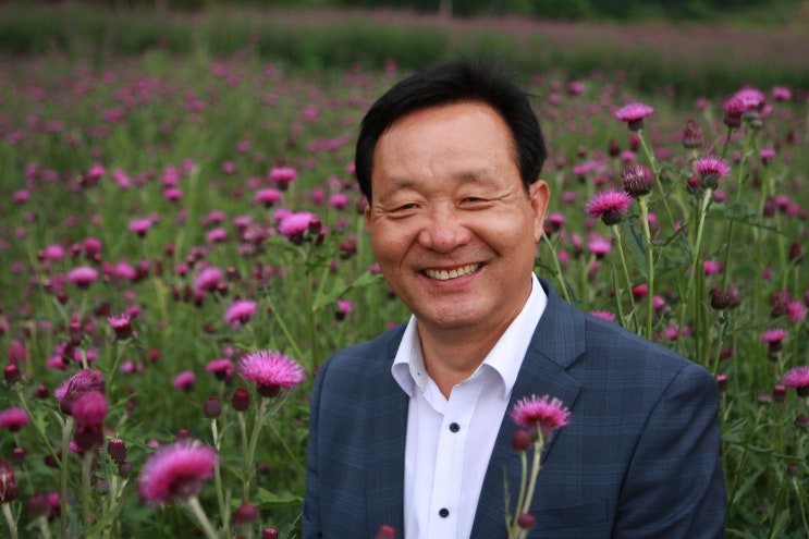  한국판 밀크시슬 '가시엉겅퀴' 처음 재배한 심재석 명인(임실생약 대표)···"간 기능, 관절염 개선 효과...임상실험 끝내면 매출 100억원 넘어설 것"