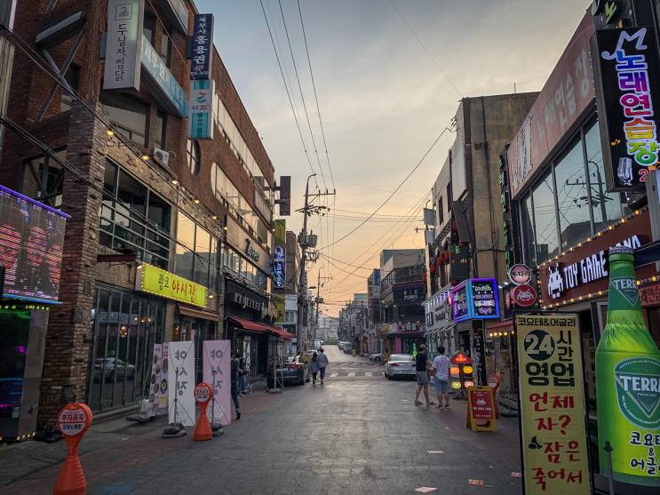  (일상) 대구 광장코아에서 인셉션처럼.. "나는 주말에 이렇게 마셨다." #대구광장코아 #육회안은연어 #코요테어글리 #피규어펍 #주말