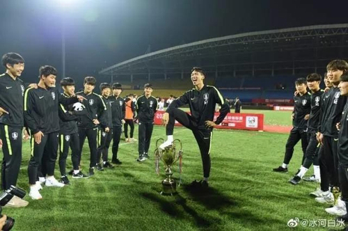 “축구 모독” 한국 U18 대표 우승컵에 발 올린 사진
