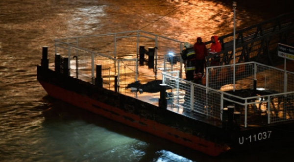 문재인, 헝가리 유람선 침몰에 "가용자원 총동원 구조활동 긴급지시" 현실감 떨어진다 지적
