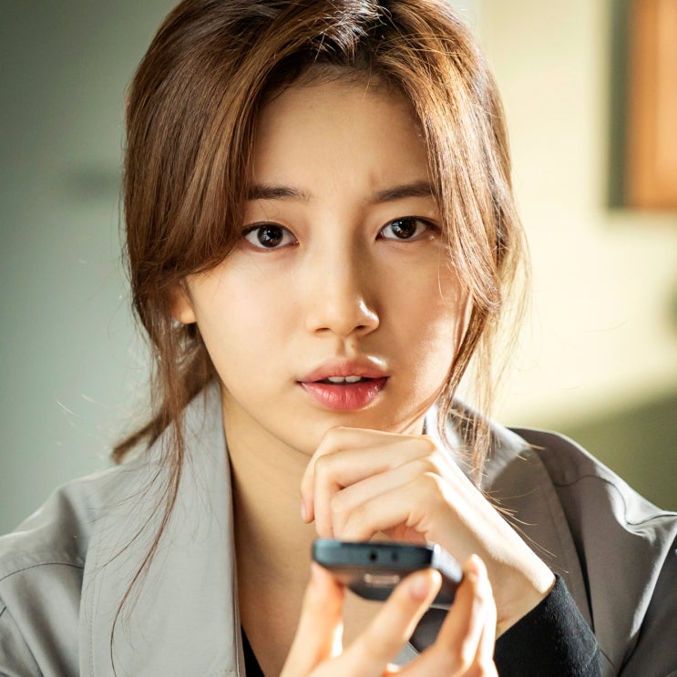  배가본드 수지 메이크업은 랑콤 뗑 이돌 롱라스팅 쿠션과 압솔뤼 루즈 립스틱으로